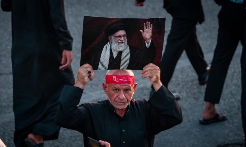 Când va fi înmormântat Ali Khamenei. Zeci de mii de oameni participă la procesiunea funerară din Irak