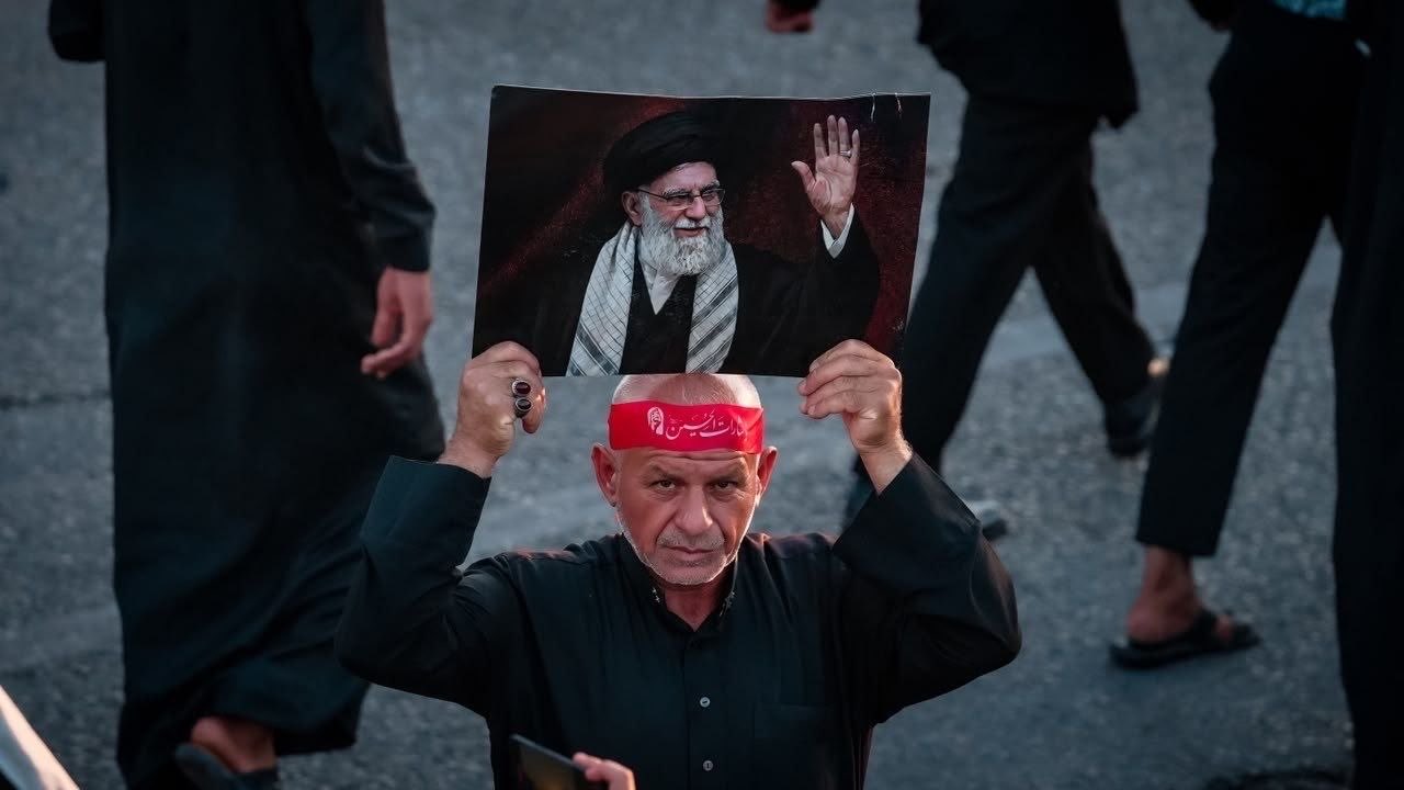 Când va fi înmormântat Ali Khamenei. Zeci de mii de oameni participă la procesiunea funerară din Irak