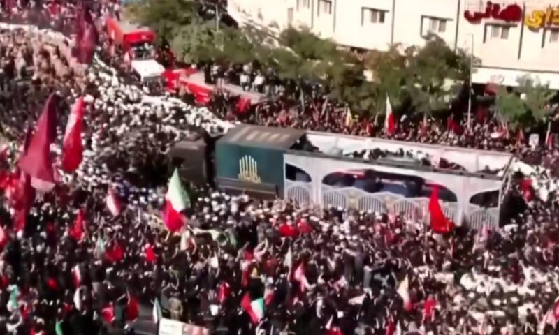 Ultimul drum al lui Ali Khamenei, marcat de furie. Ce scria pe bannerul purtat de mulțime