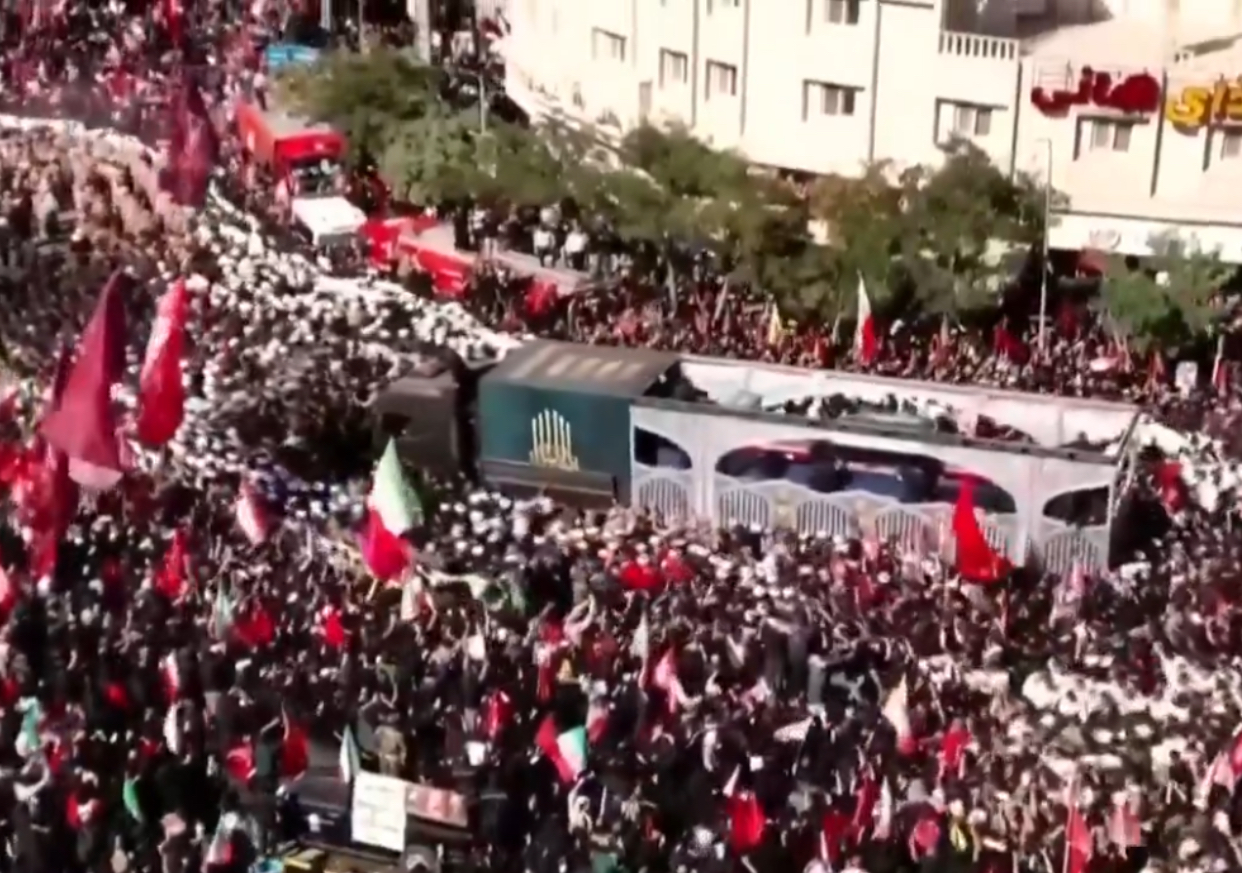 Ultimul drum al lui Ali Khamenei, marcat de furie. Ce scria pe bannerul purtat de mulțime