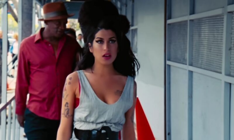 Tatăl lui Amy Winehouse, obligat să plătească aproape un milion de lire. A pierdut procesul privind hainele artistei