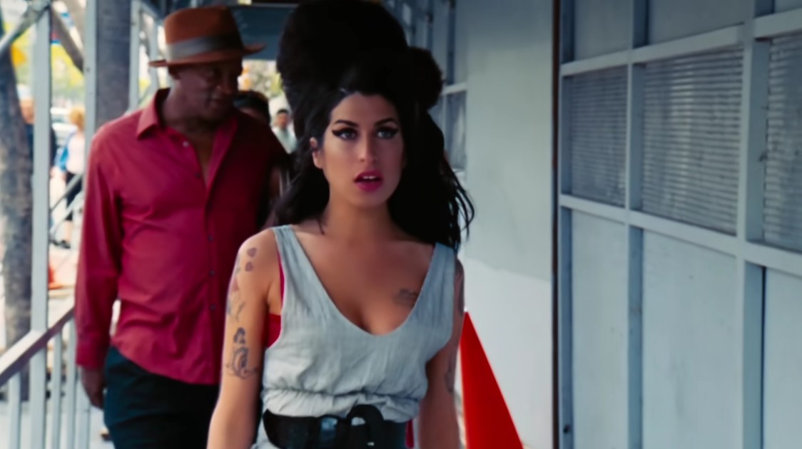 Tatăl lui Amy Winehouse, obligat să plătească aproape un milion de lire. A pierdut procesul privind hainele artistei