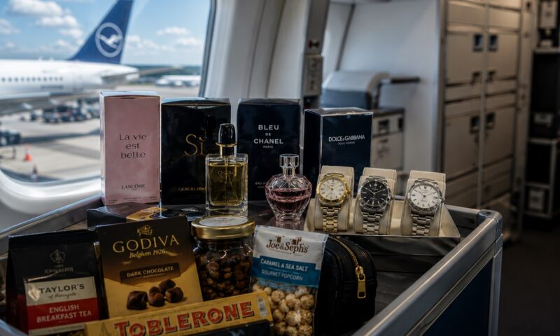 Angajați și complici, suspectați că au furat produse din avioane. Prejudiciul ajunge la 800.000 de euro