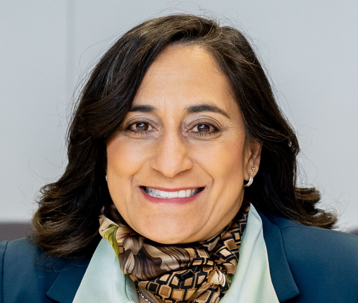 Ministrul de Externe al Canadei, Anita Anand, vine în România. Discuții cu Oana Țoiu