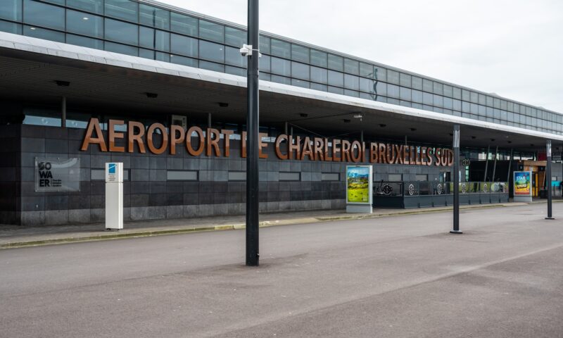 Zeci de zboruri către România, anulate. Aeroportul e tranzitat de mii de români