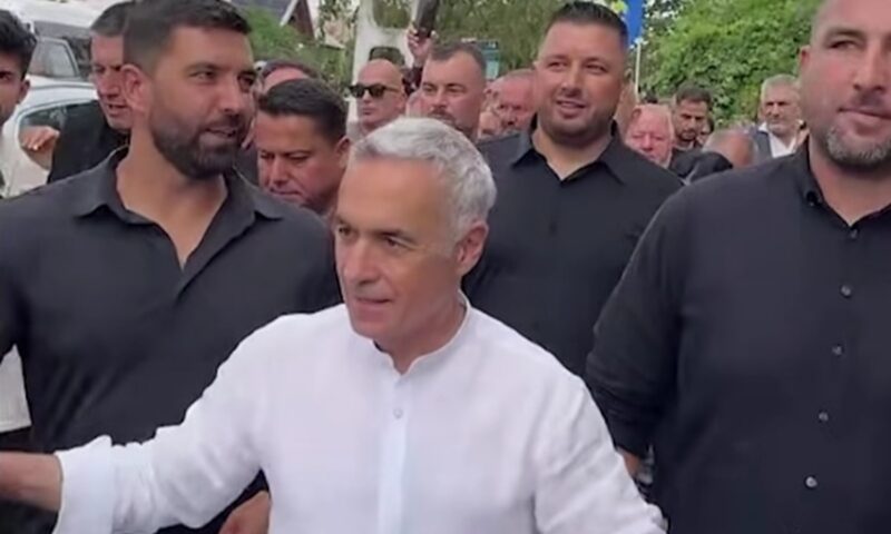 Călin Georgescu, baie de mulțime în județul Argeș: Poporul ține țara! Nu le dați satisfacție