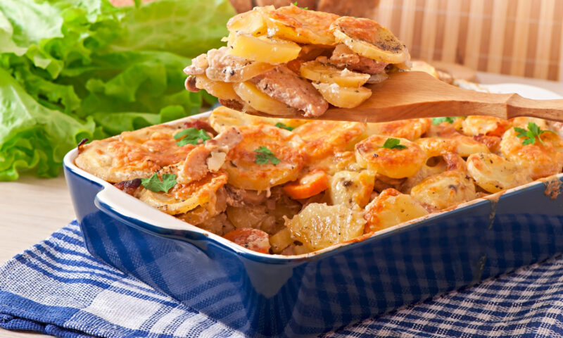 Rețetă de cartofi la cuptor cu mozzarella și bacon. Preparatul cucerește întreaga familie