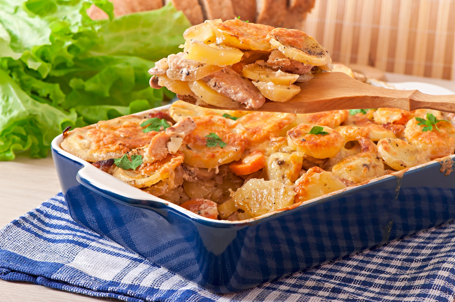 Rețetă de cartofi la cuptor cu mozzarella și bacon. Preparatul cucerește întreaga familie