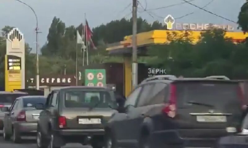 Criza carburanților din Rusia ia amploare. Profesori, trimiși să supravegheze cozile de la benzinării
