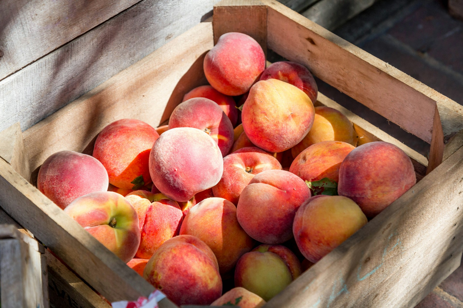 Piersici și nectarine: ce aduc cu adevărat în meniul de vară