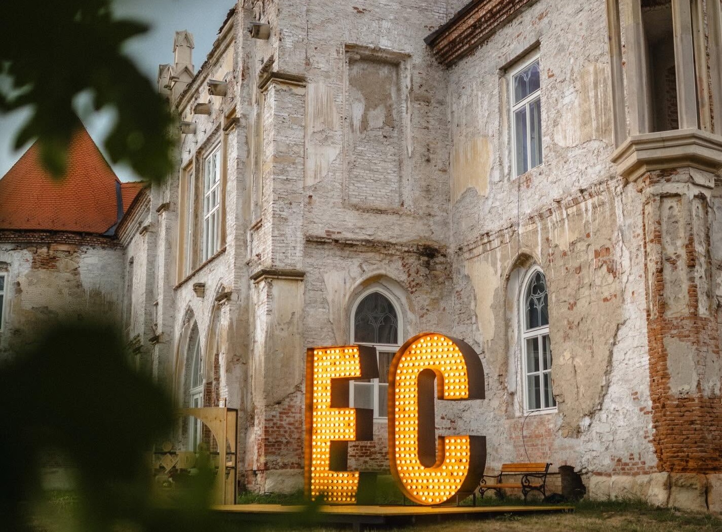 Ghid pentru Electric Castle 2026. Tot ce trebuie să știi înainte de festival