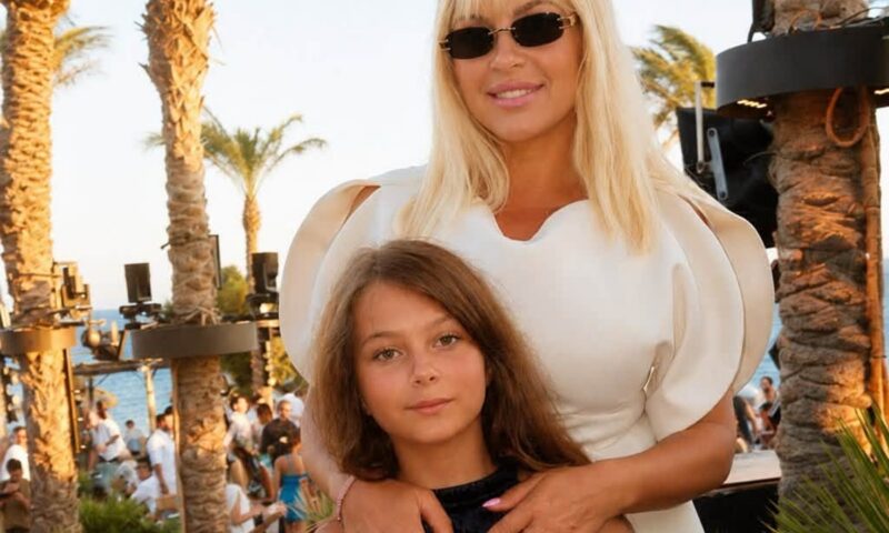 Elena Udrea, din nou la mare. Imagine rară alături de Adrian Alexandrov și fiica lor