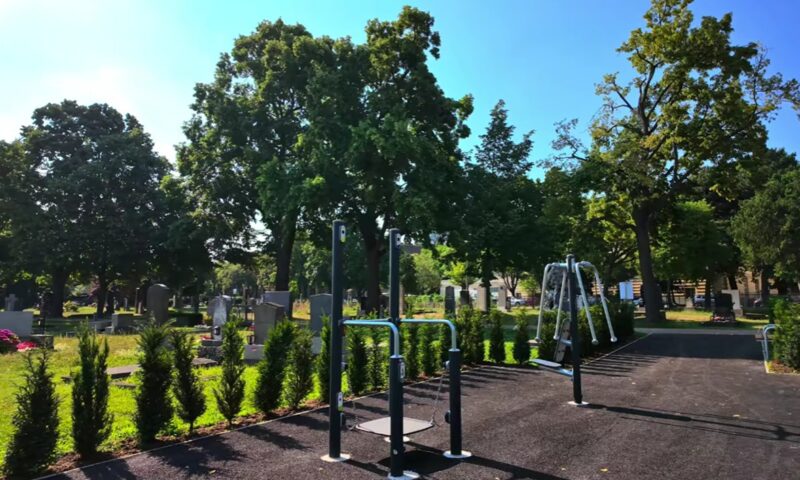 Fitness în cimitir, la Viena. Localnicii se pot antrena printre morminte