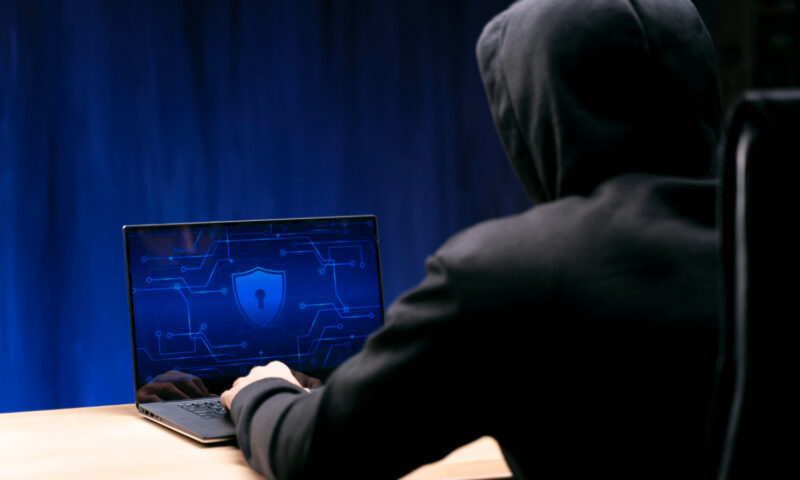 Anchetă internațională după o fraudă informatică. Peste 180 de cetățeni din Republica Moldova, investigați