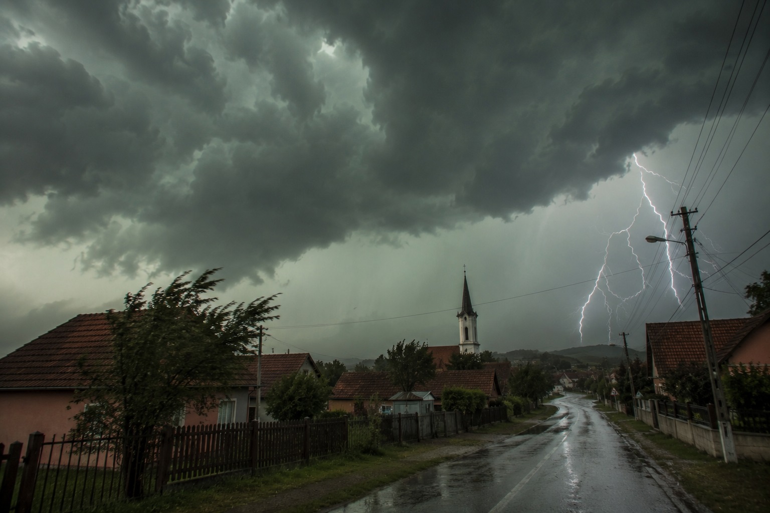 Cerul devine verde înaintea unor furtuni puternice. Explicația fenomenului care îi surprinde pe mulți