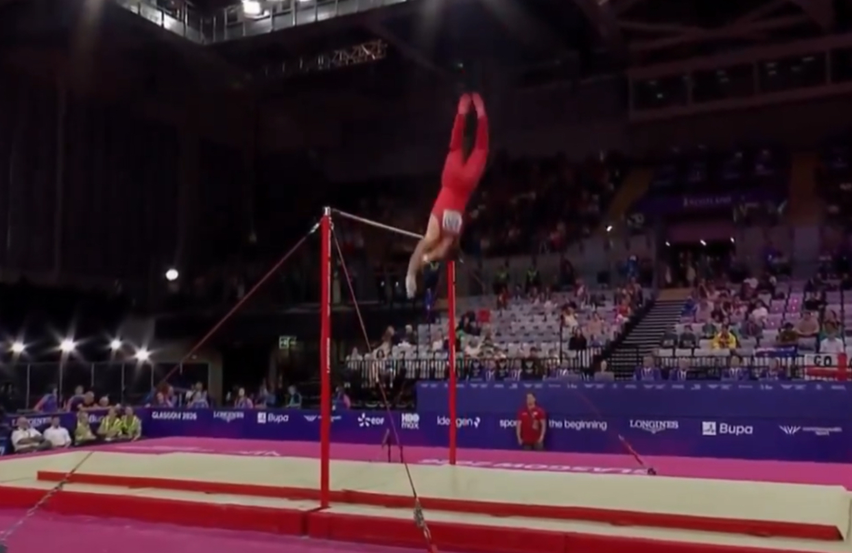 Momente dramatice la Jocurile Commonwealth. Un gimnast a căzut în cap de la aproape trei metri