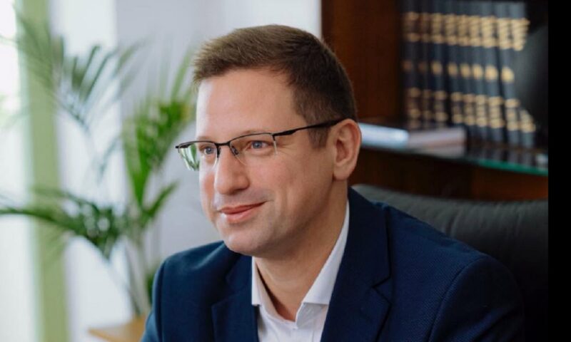 Liderul parlamentar al Fidesz demisionează. O nouă lege îi blochează candidatura