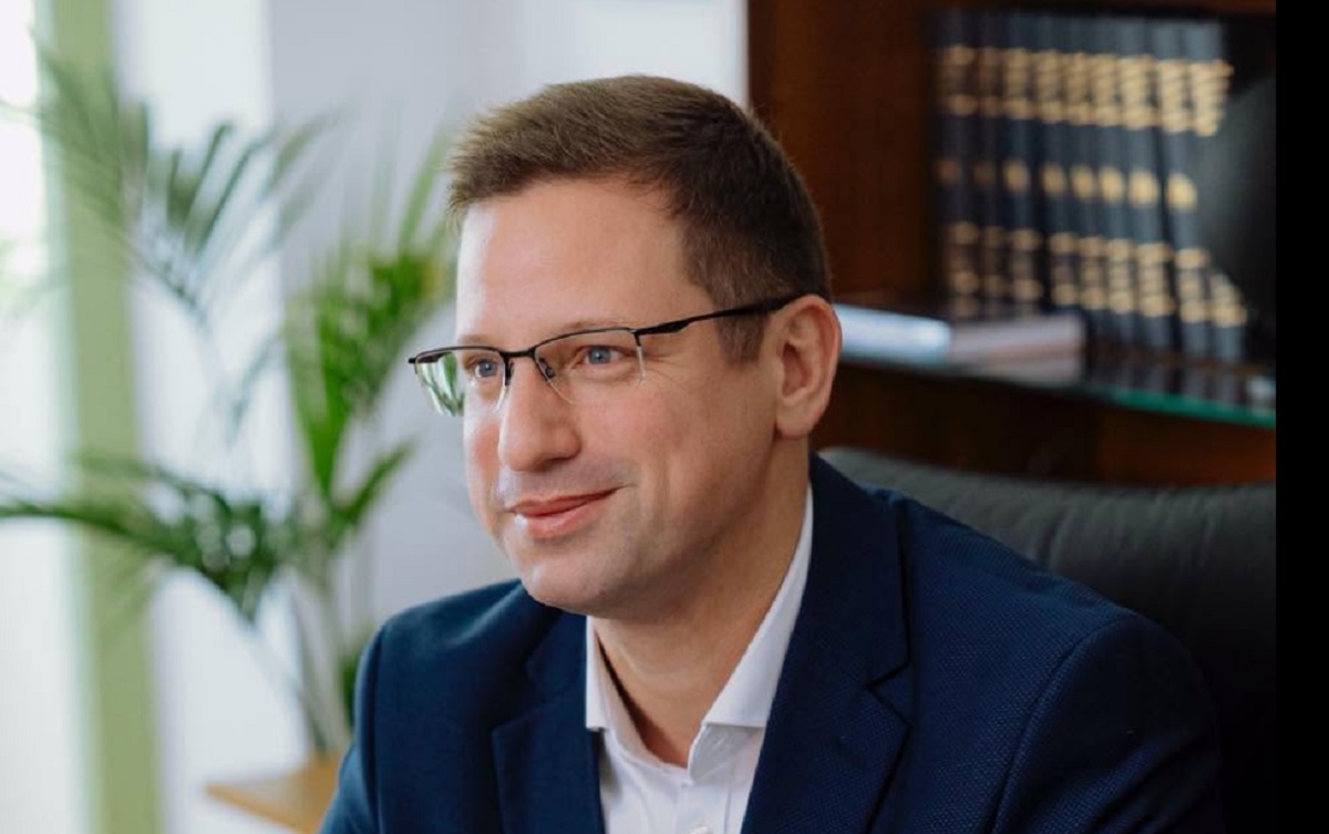 Liderul parlamentar al Fidesz demisionează. O nouă lege îi blochează candidatura