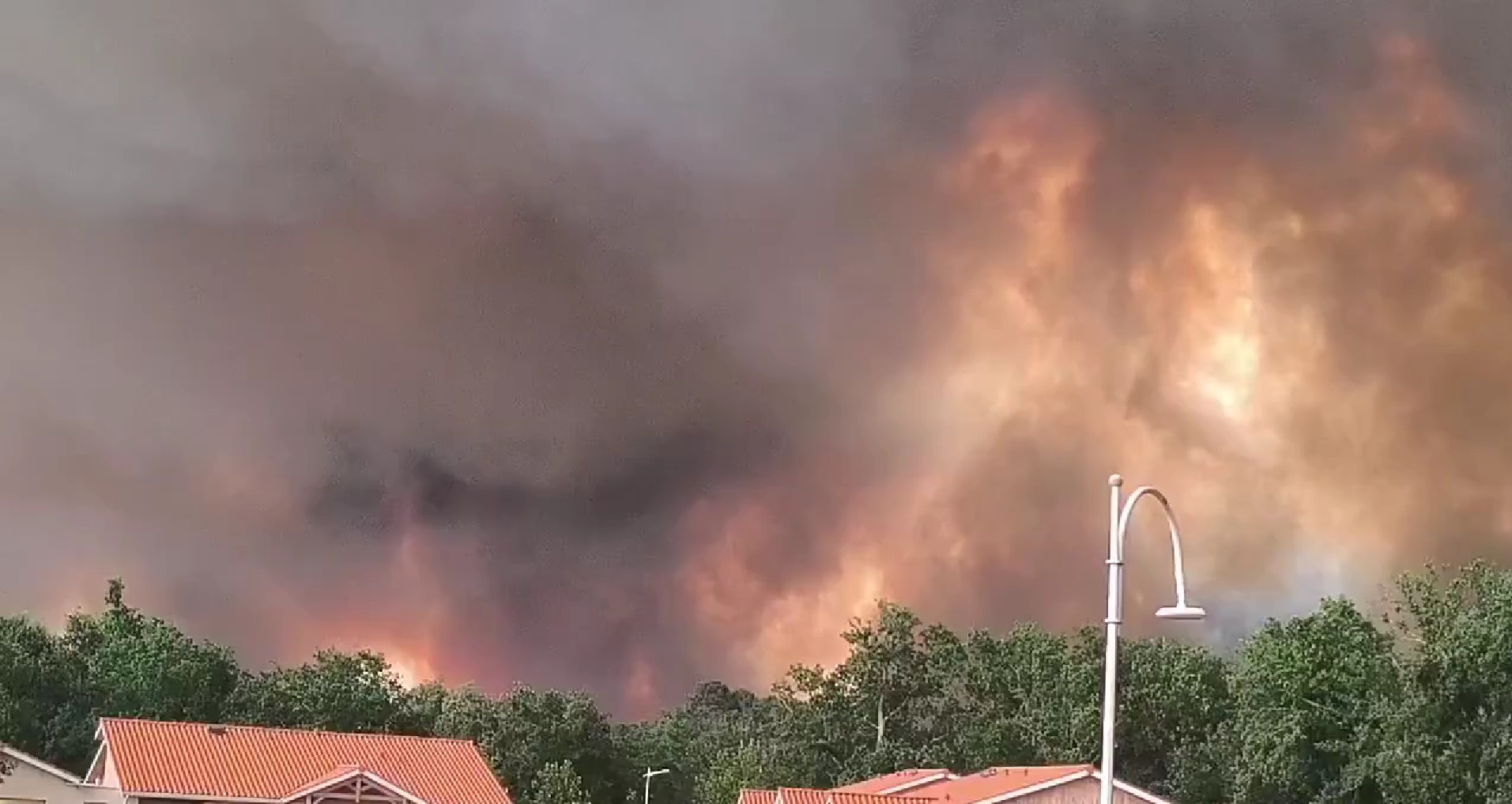 Incendiile se extind în Franța. Aproape 20.000 de persoane, evacuate din calea flăcărilor