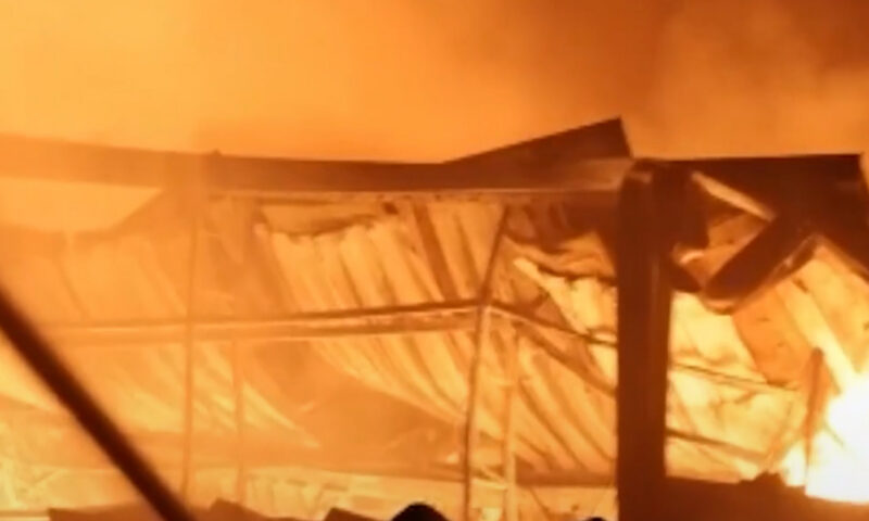 Incendiu de proporții la o fabrică de prelucrare a lemnului din Bistrița-Năsăud. Flăcările au cuprins acoperișul unui atelier pe 1.000 de metri pătrați