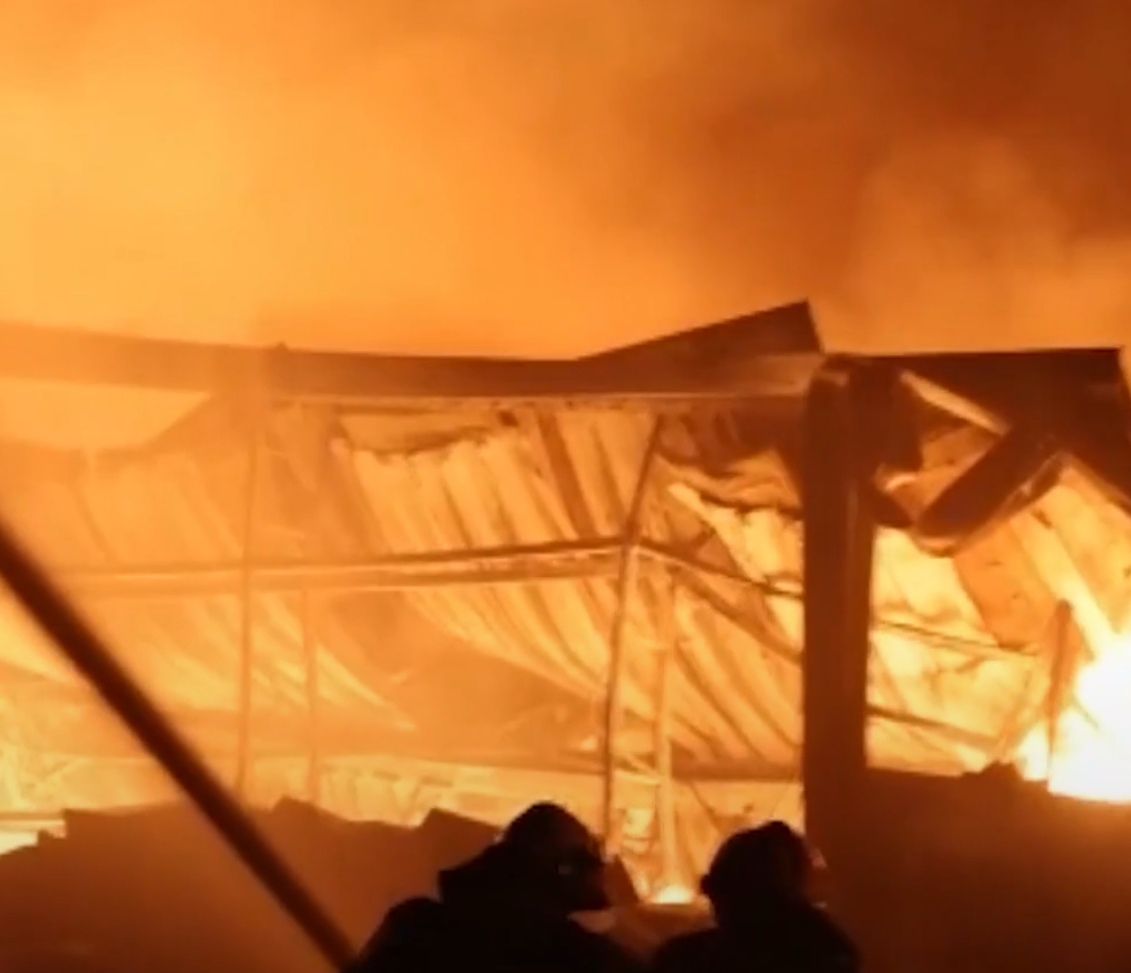 Incendiu de proporții la o fabrică de prelucrare a lemnului din Bistrița-Năsăud. Flăcările au cuprins acoperișul unui atelier pe 1.000 de metri pătrați