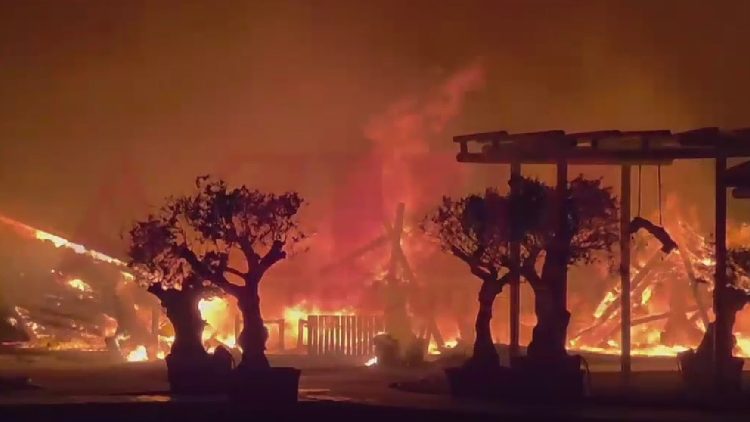 Incendiu de proporții în Mamaia. Două beach bar-uri au fost distruse de flăcări