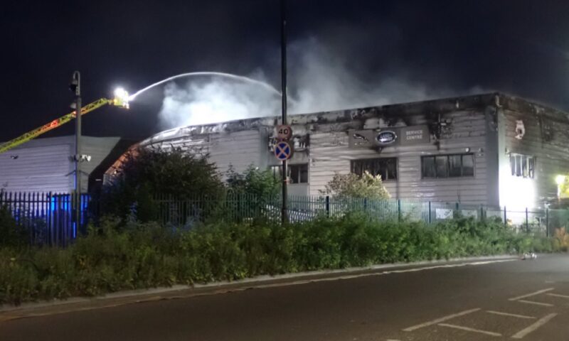 Incendiu puternic la un centru de service din Londra. Aproximativ 100 de pompieri au intervenit
