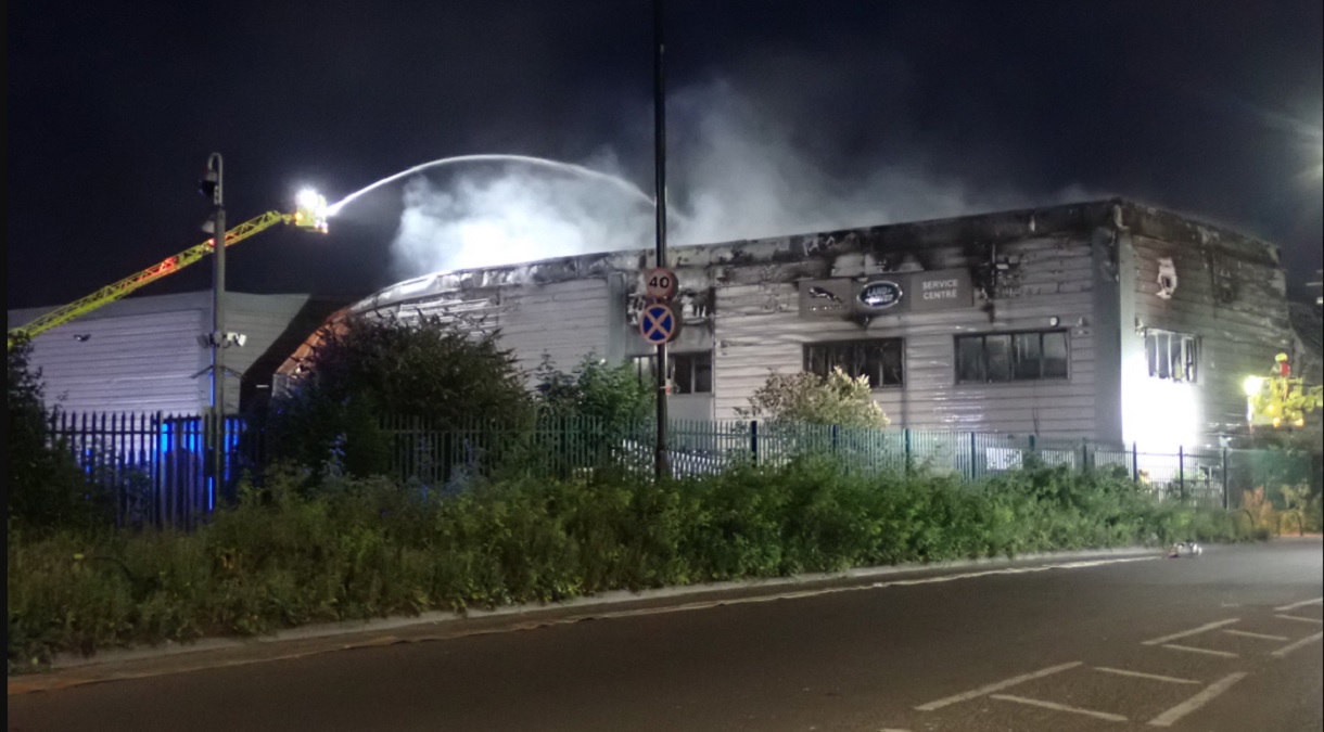 Incendiu puternic la un centru de service din Londra. Aproximativ 100 de pompieri au intervenit