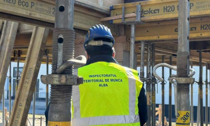 Inspector de muncă din Alba, acuzat că avertiza firmele înaintea controalelor