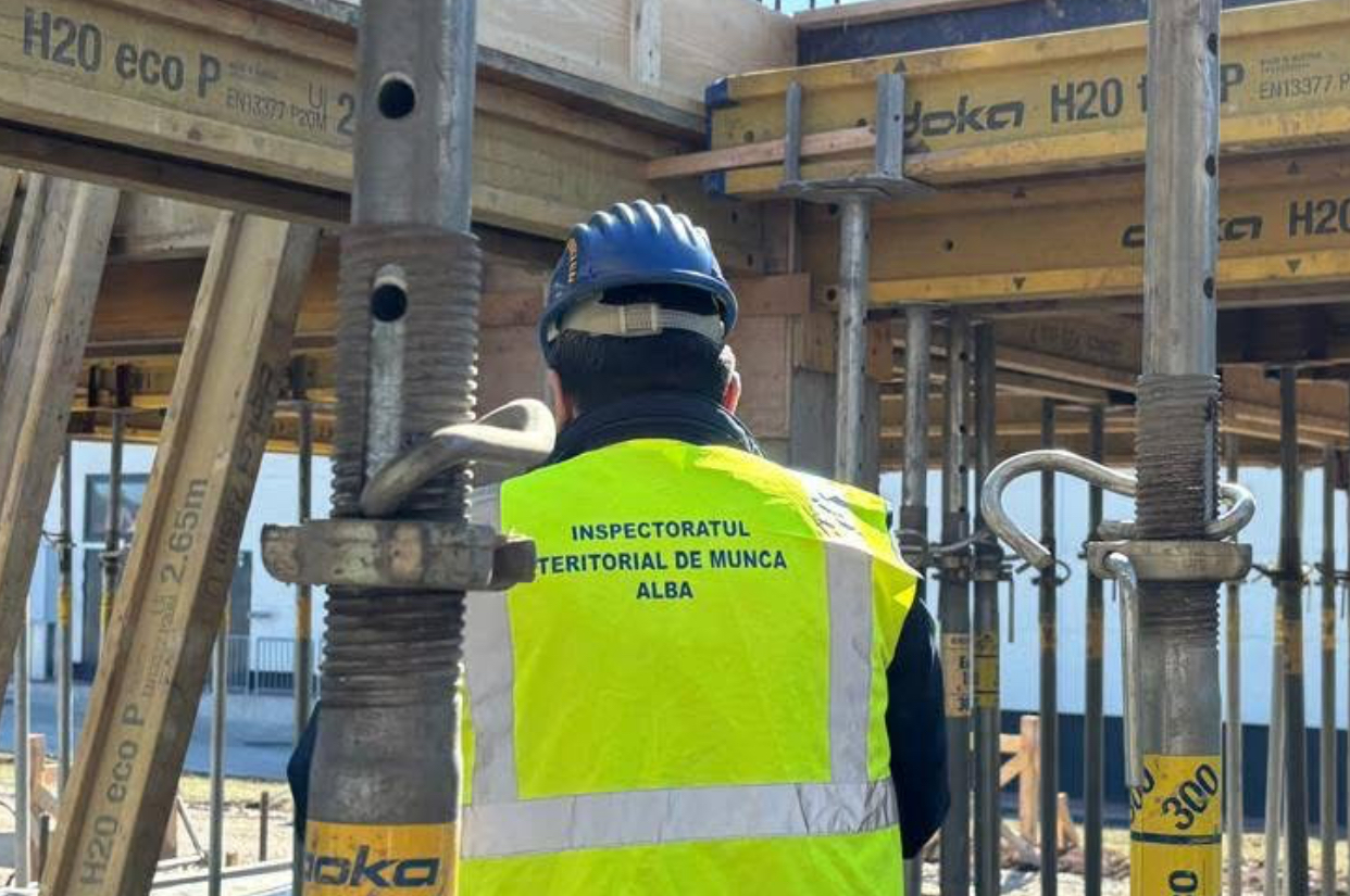 Inspector de muncă din Alba, acuzat că avertiza firmele înaintea controalelor