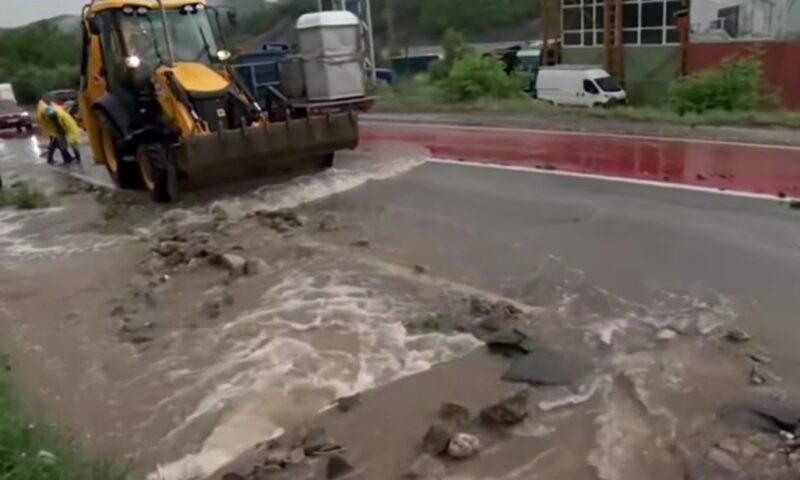 DN1, inundat după ploile torențiale. Cozi kilometrice la Comarnic