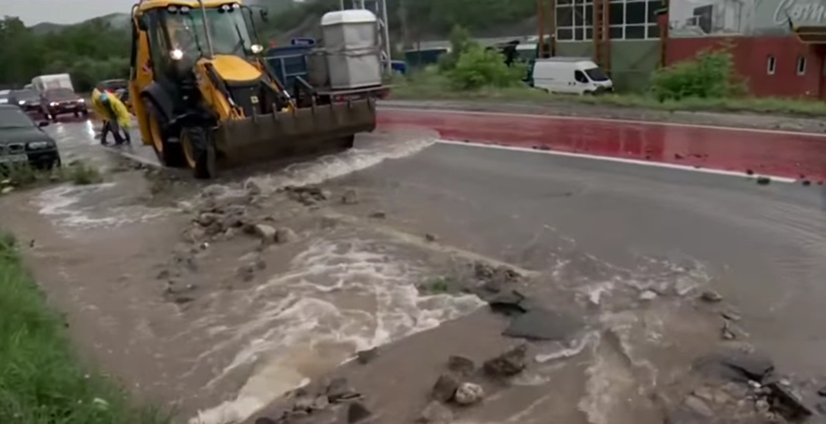 DN1, inundat după ploile torențiale. Cozi kilometrice la Comarnic
