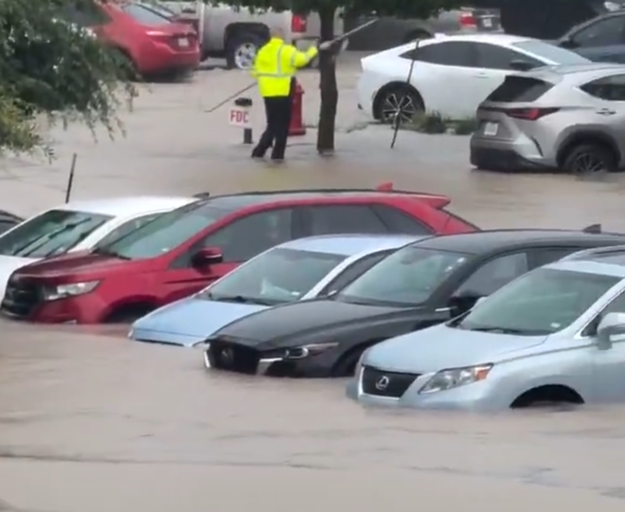 Texasul, lovit de viituri. Două persoane au murit, iar riscul de inundații crește de la o oră la alta