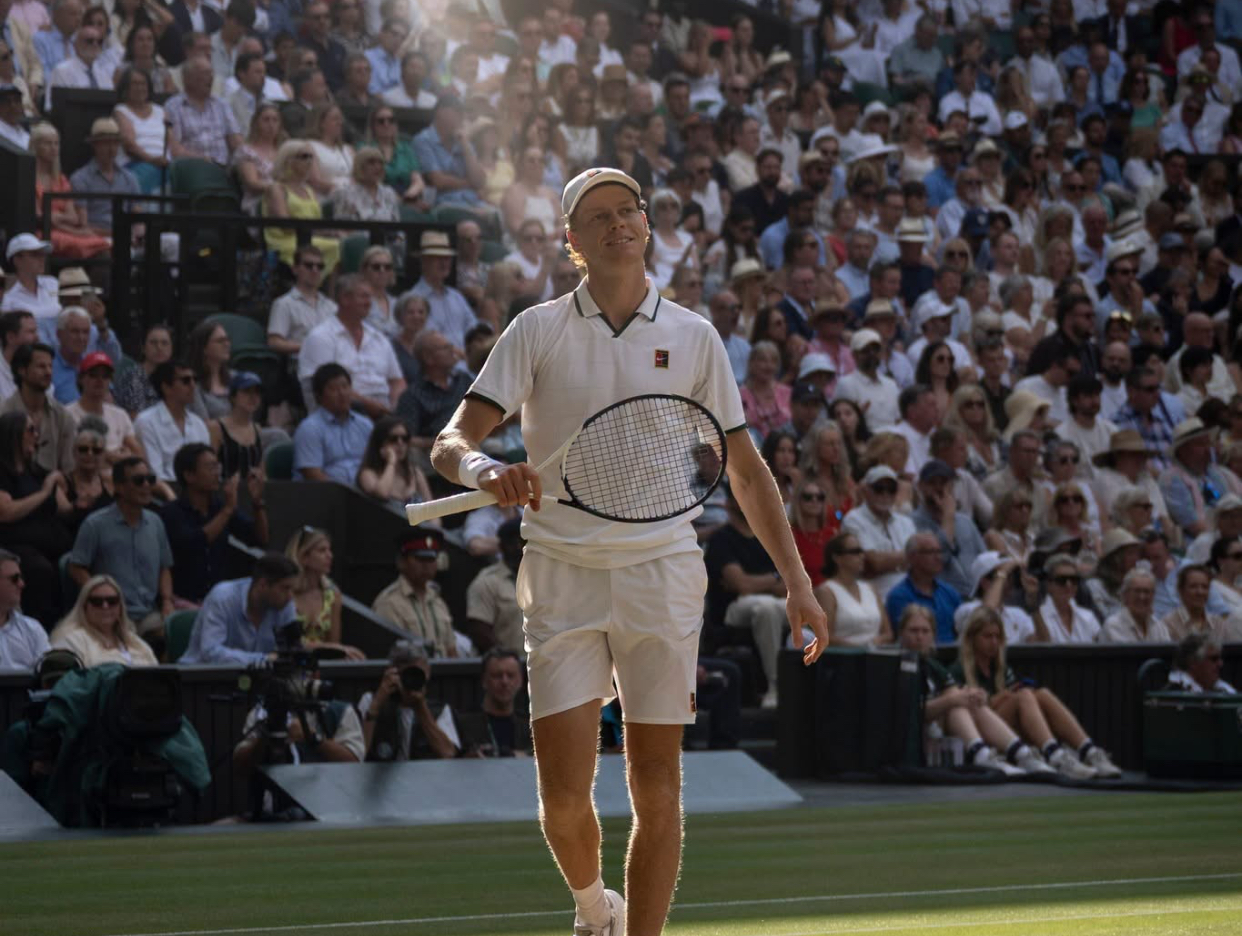 Liderul mondial Jannik Sinner, demonstrație de forță la Wimbledon. Novak Djokovici, învins în trei seturi