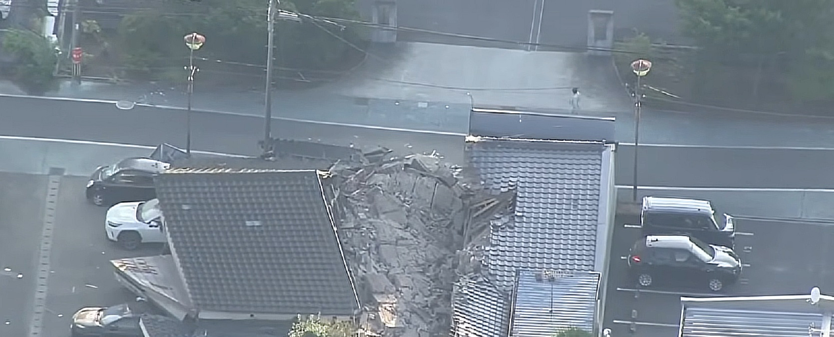 Explozie la un centru comercial din Japonia după cutremurul de 7,1. Mai multe persoane, prinse sub dărâmături
