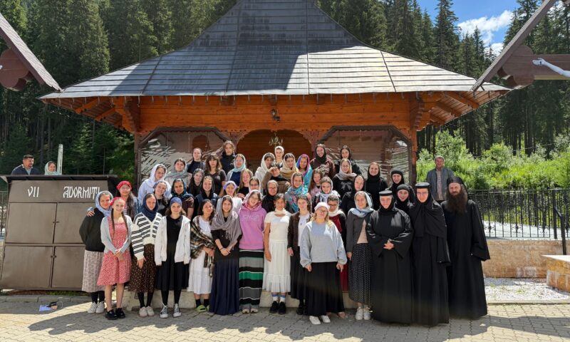 Tabără pentru adolescente la Mănăstirea Obârșia Lotrului. 45 de tinere din țară au participat la activități spirituale și educative