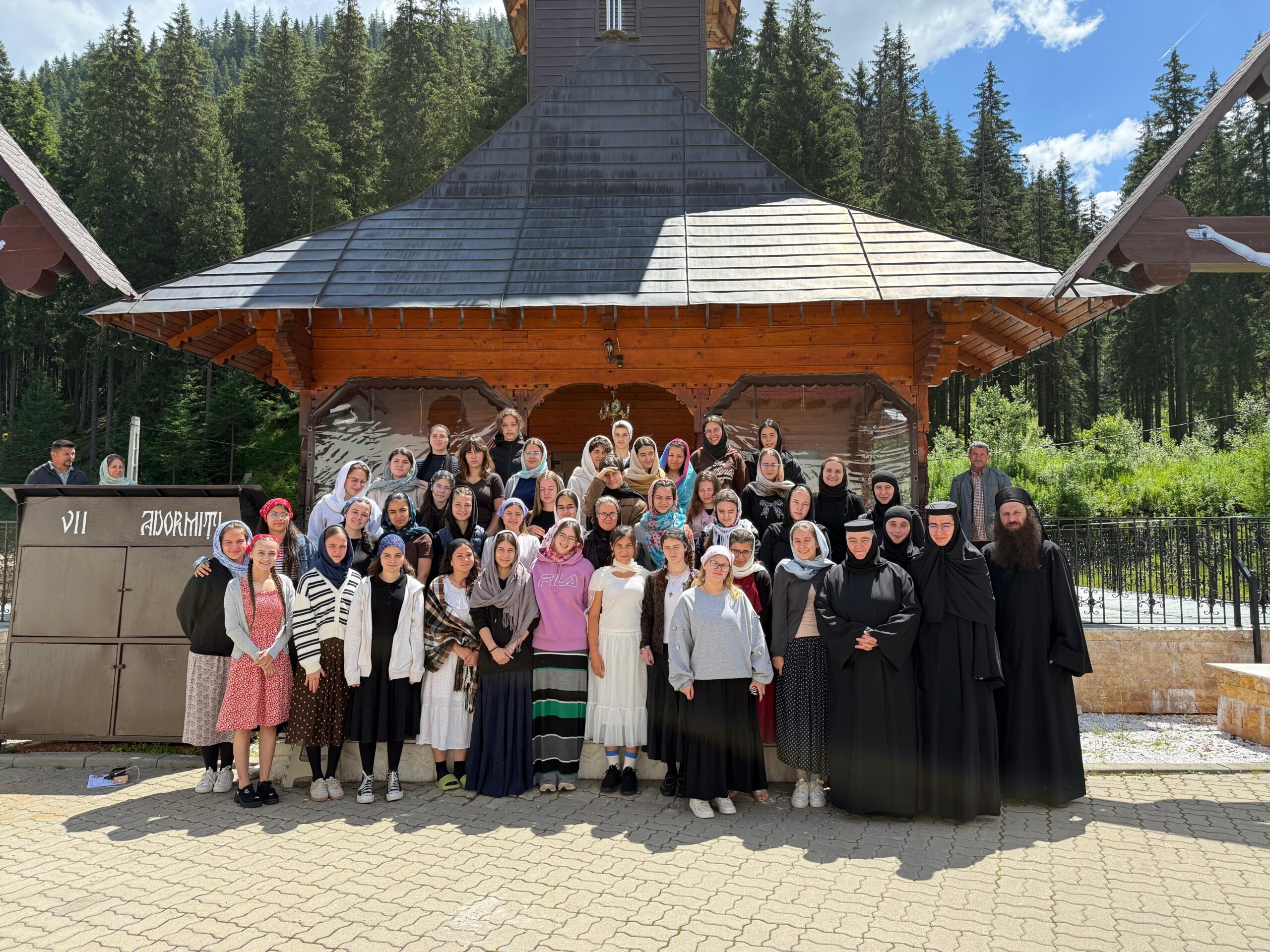 Tabără pentru adolescente la Mănăstirea Obârșia Lotrului. 45 de tinere din țară au participat la activități spirituale și educative