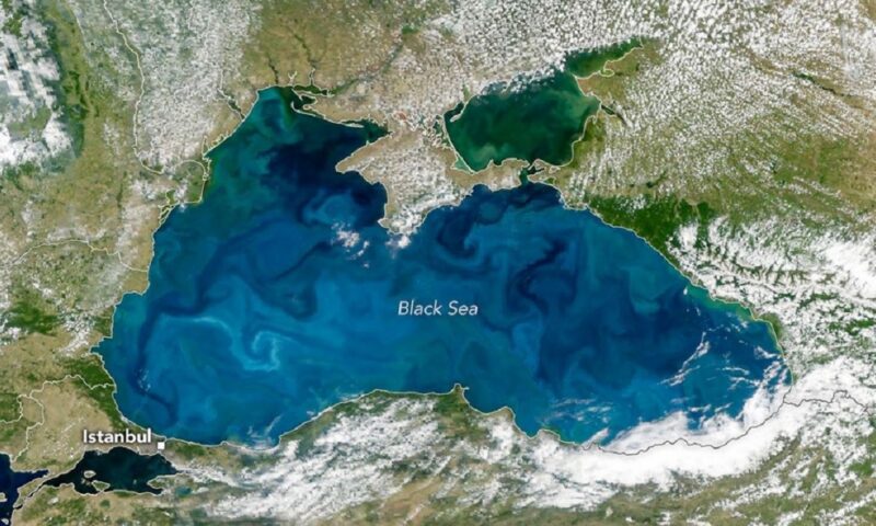 Marea Neagră a devenit turcoaz. Culoarea spectaculoasă, văzută și pe litoralul României