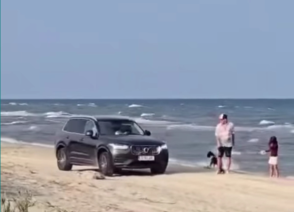 Imagini revoltătoare pe plaja din Vadu. Un șofer a trecut cu mașina pe lângă cearceafuri