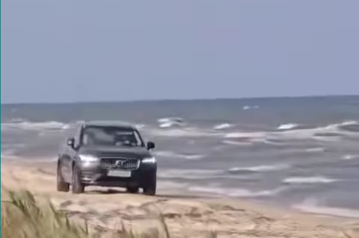 Mașina pe plajă