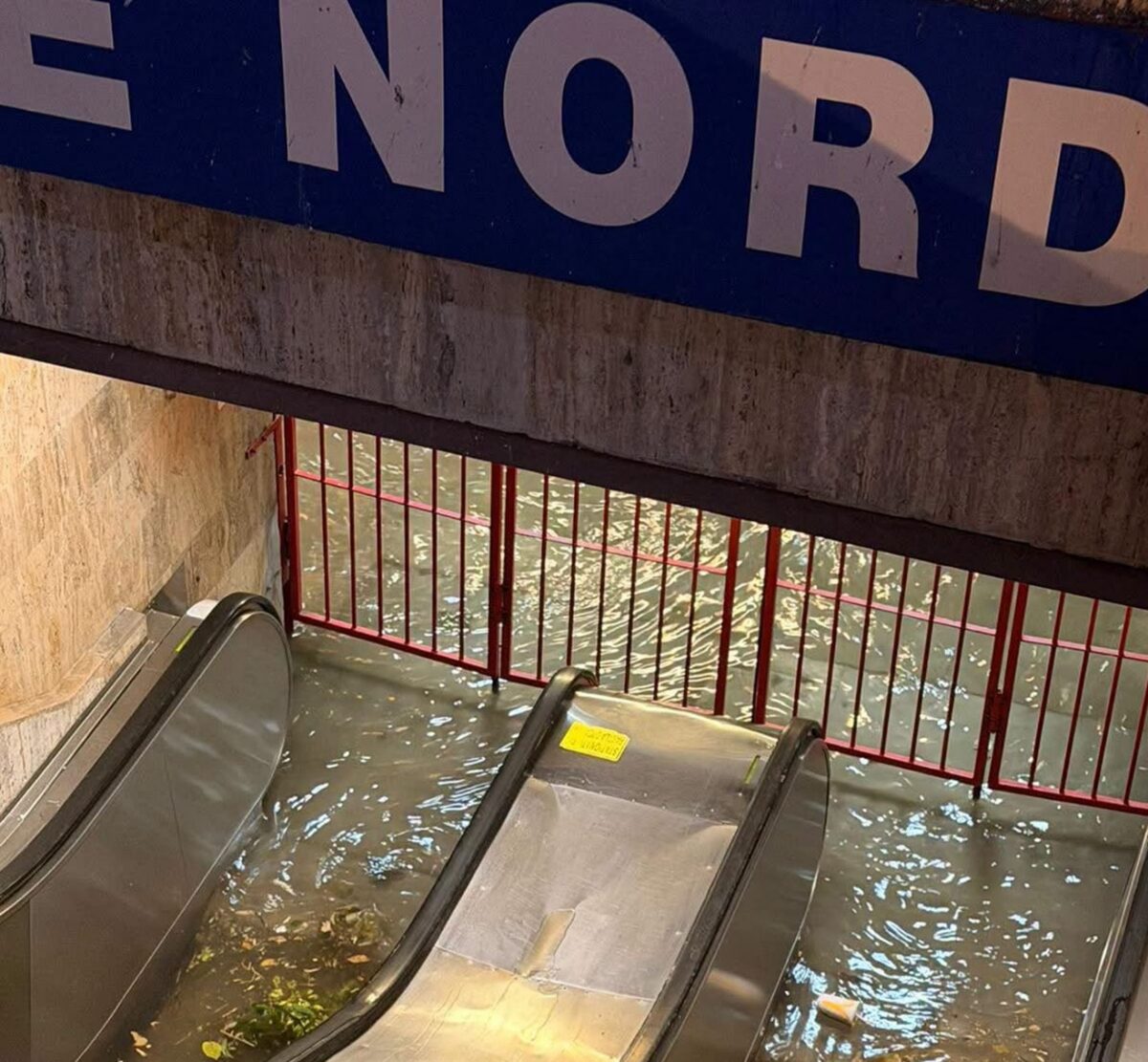 Haos la Metrou, miercuri dimineața: stații inundate și trafic oprit