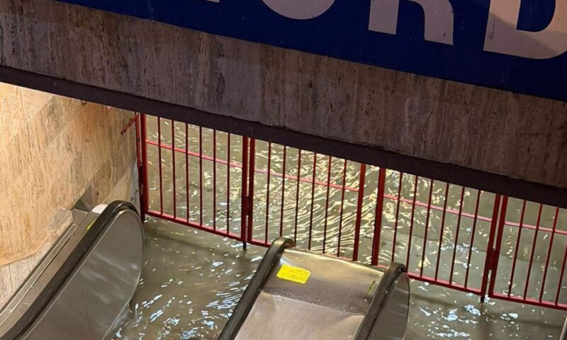 Haos la Metrou, miercuri dimineața: stații inundate și trafic oprit