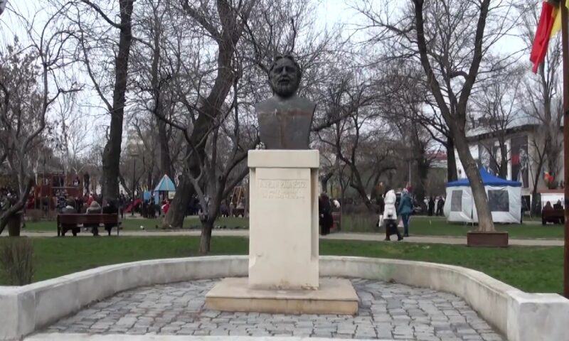 Monumentul lui Adrian Păunescu, din nou în centrul unei controverse. Solicitarea făcută autorităților