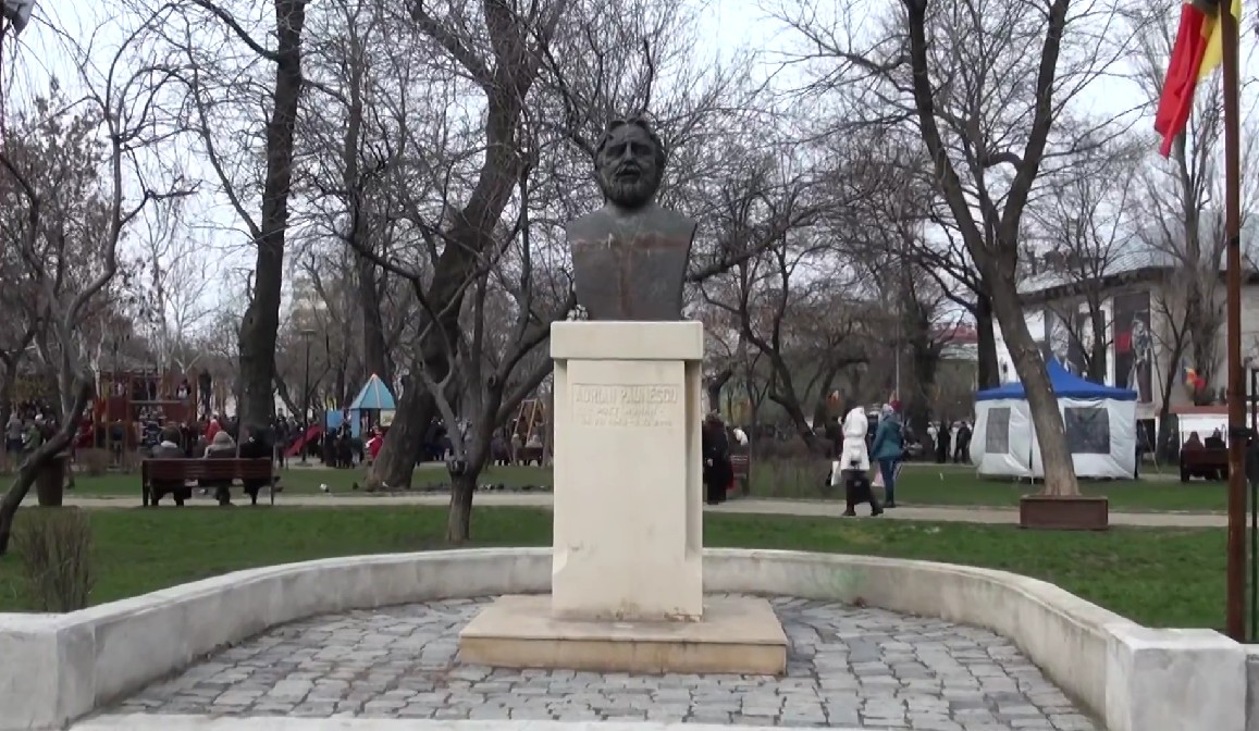 Monumentul lui Adrian Păunescu, din nou în centrul unei controverse. Solicitarea făcută autorităților