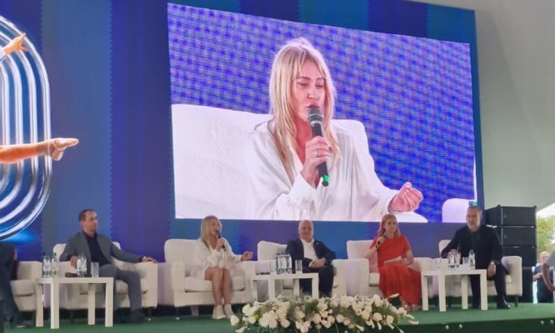 Nadia Comăneci, mesaj pentru micuța Nadia care a obținut primul 10 perfect la Montreal: „Mulțumesc că nu te-ai lăsat!” Zeița de la Montreal a premiat tinerii sportivi din Slatina, în cadrul evenimentului „Împreună pentru Excelență”