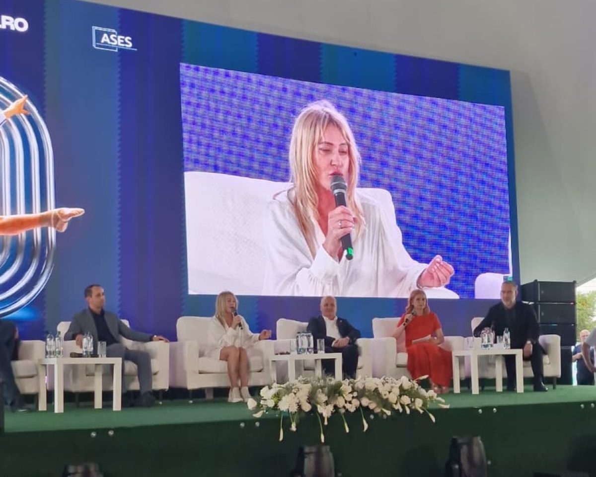 Nadia Comăneci, mesaj pentru micuța Nadia care a obținut primul 10 perfect la Montreal: „Mulțumesc că nu te-ai lăsat!” Zeița de la Montreal a premiat tinerii sportivi din Slatina, în cadrul evenimentului „Împreună pentru Excelență”