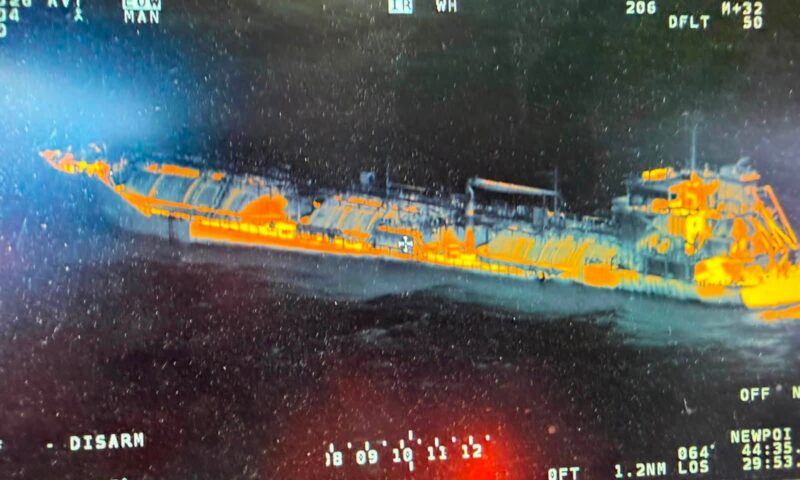 Noi verificări la nava incendiată din Marea Neagră. De ce nu se poate urca la bord