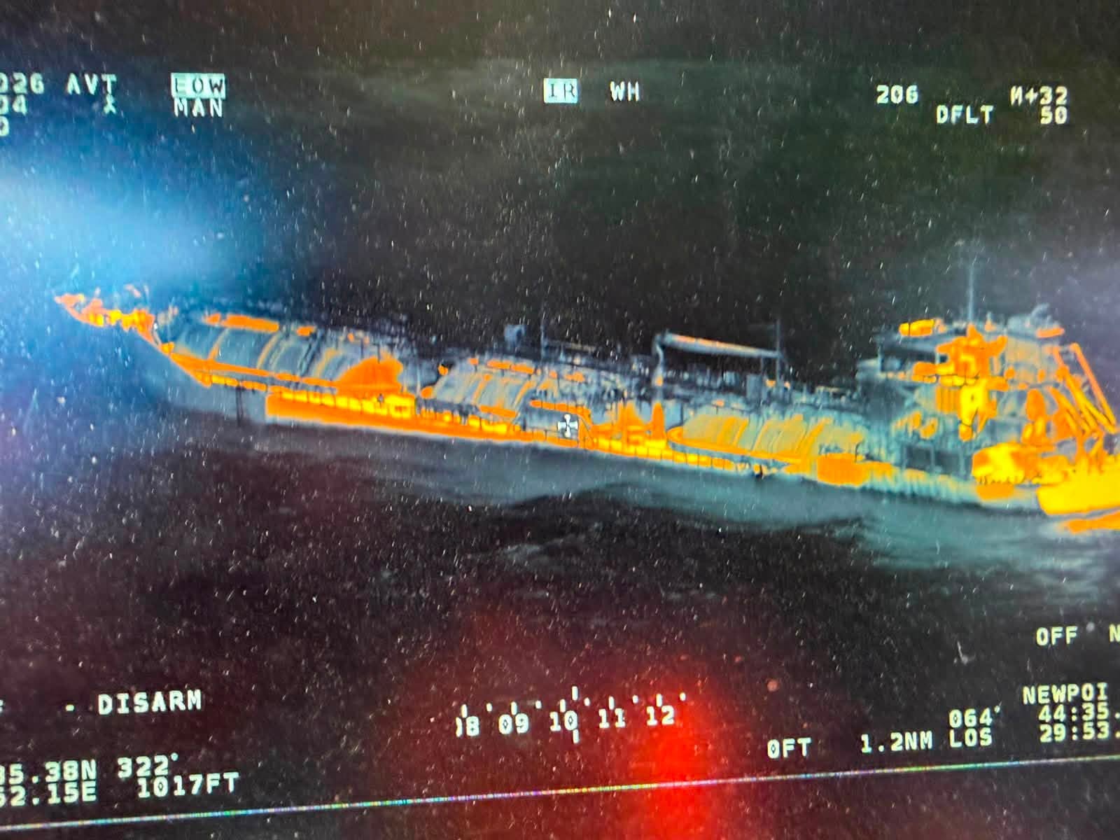 Noi verificări la nava incendiată din Marea Neagră. De ce nu se poate urca la bord