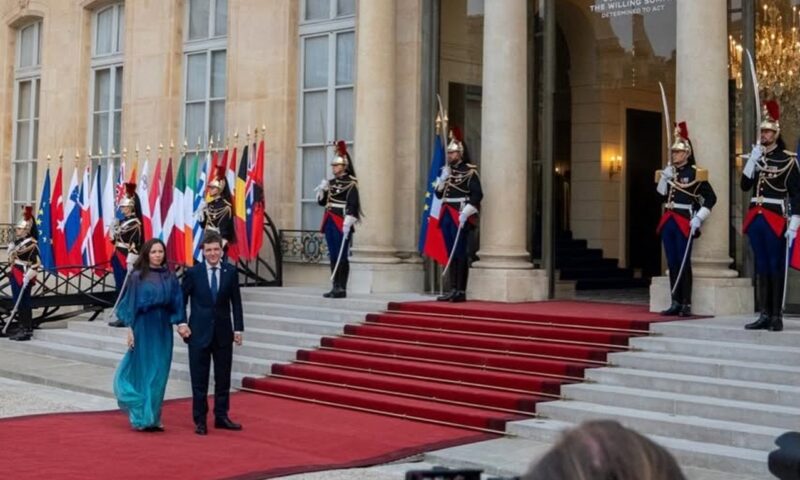 Ce rochie a purtat Mirabela Grădinaru, paretenera lui Nicușor Dan, la dineul oficial oferit de Emmanuel Macron la Palatul Élysée. Foto&video