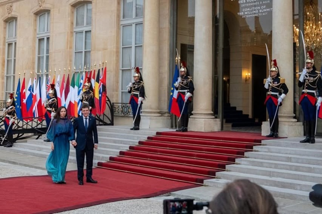 Ce rochie a purtat Mirabela Grădinaru, paretenera lui Nicușor Dan, la dineul oficial oferit de Emmanuel Macron la Palatul Élysée. Foto&video